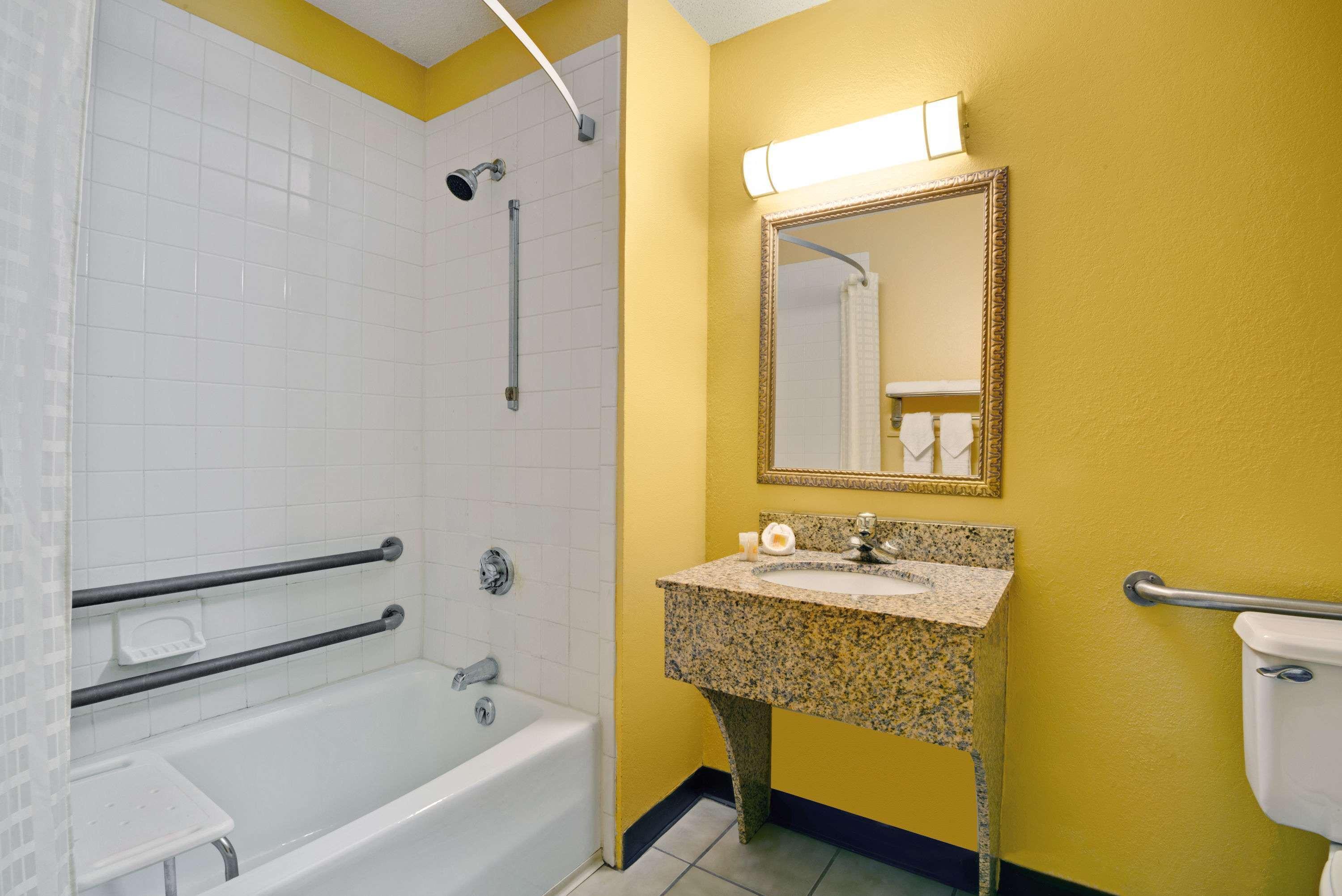 Days Inn By Wyndham Torrington Exteriér fotografie